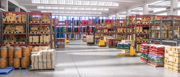 仓库的内部堆满了不同的货物图片下载