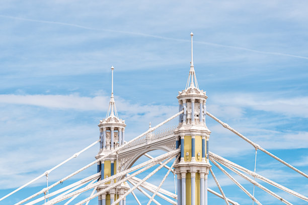 特写的混合悬吊桥墩，阿尔伯特桥上的潮汐，泰晤士河上的夏天在伦敦，英国孤立的蓝天白云图片下载