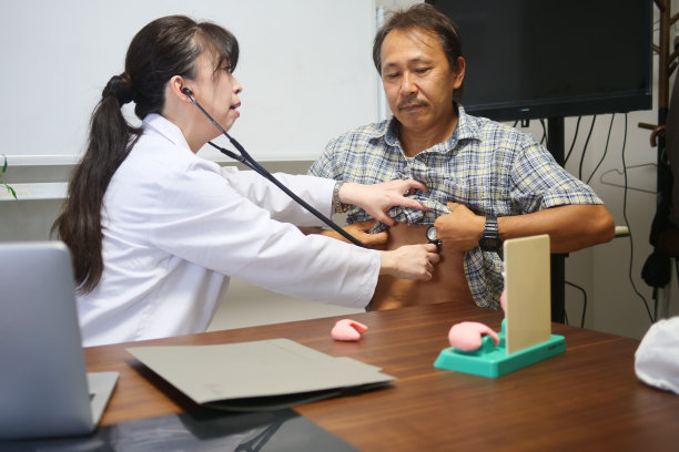 女医生用听诊器检查病人图片下载