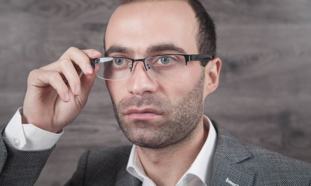 年轻的白人商人戴着眼镜。图片下载