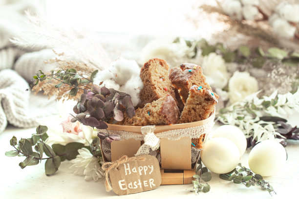 复活节快乐作文——装饰篮子里的复活节蛋糕和鸡蛋。图片下载