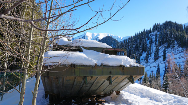 被遗弃在雪山中的军用车辆图片下载