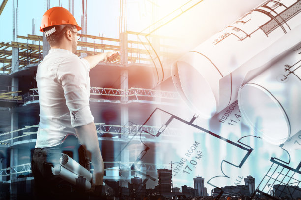 男性建筑师，建设者，杂务工蓝图和建筑工地的背景。建筑、建筑、设计、商业的概念。混合环境，双重曝光。图片下载