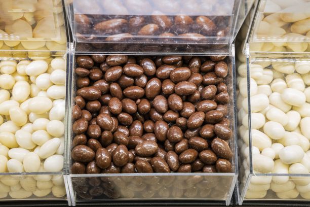 近距离观看彩色糖果的立场。不健康食品的概念。图片下载