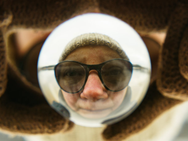 透过水晶玻璃球的女性肖像图片下载