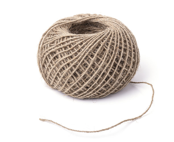 用环保材料制成的绳子，卷成一个球，一端孤立在白色背景上图片下载