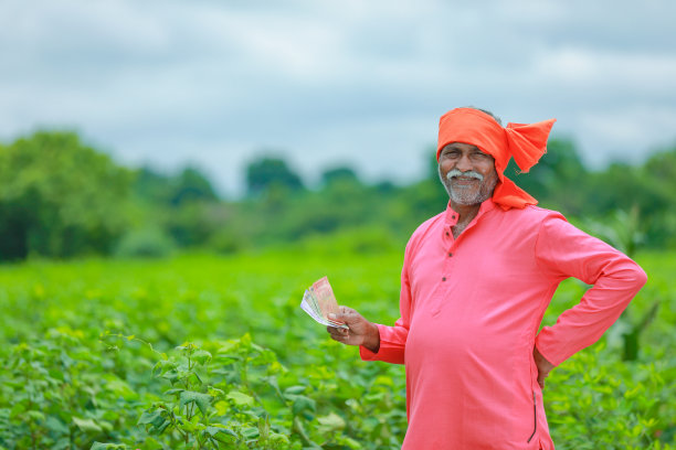 印度农民在农田展示钱图片下载