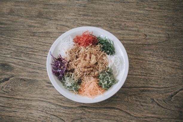 桌子上看中国新年食物菜肴Yee Sang生鱼图片下载