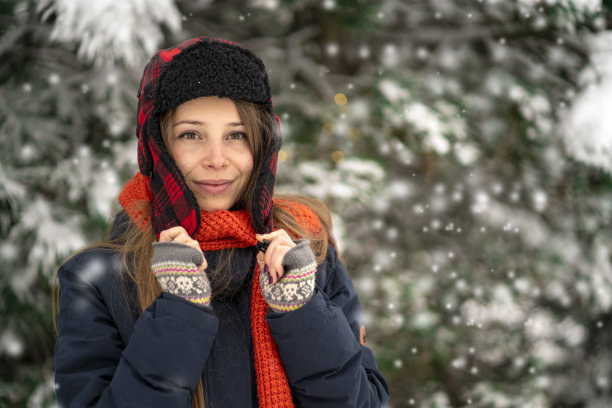 戴呢帽的女孩图片下载