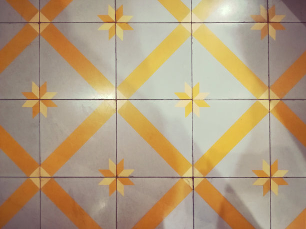带有花卉和几何图案的瓷砖作为墙面和地板的装饰背景。图片下载