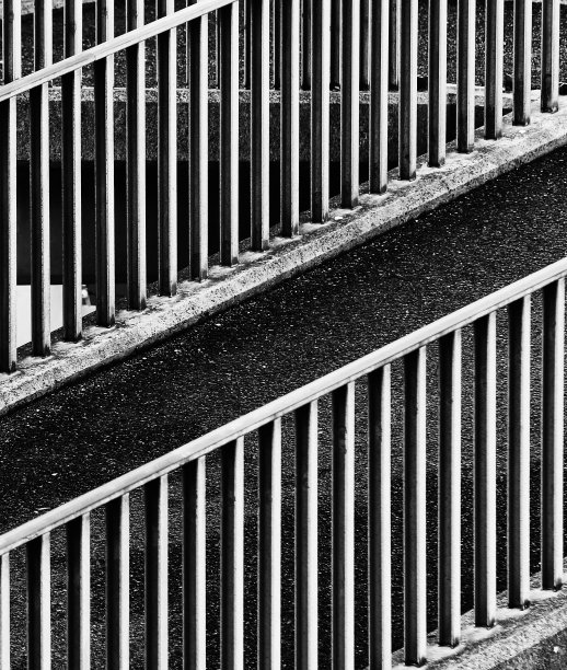 栏杆的细节构成了引人注目的几何抽象图片下载