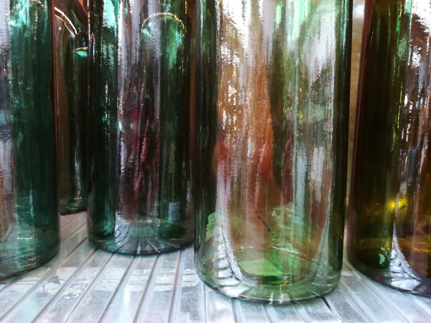 工艺商店展览中的艺术玻璃瓶子图片下载