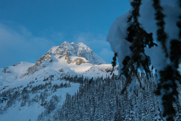 达菲湖路的山景图片下载