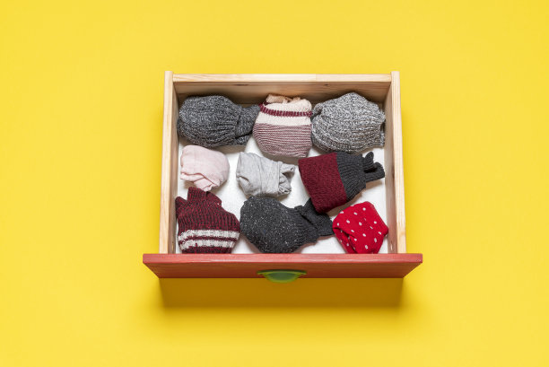 黄色背景上有袜子的抽屉。图片下载