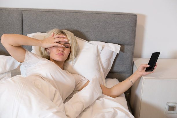 小女孩早上在床上醒来。图片下载