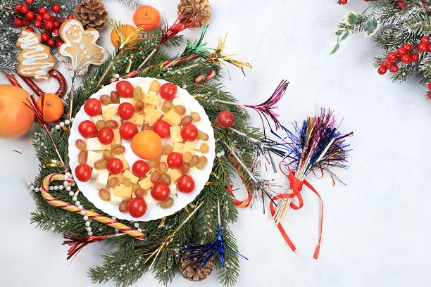 圣诞新年菜肴，传统节日沙拉，奶酪，番茄，葡萄和蜂蜜，冷杉树枝和锥形装饰，菜肴设计理念，图片下载