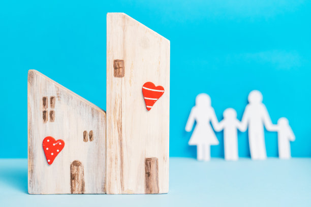 朴素的蓝色背景上的小木屋——抽象简约的家、家庭和爱的概念图片下载