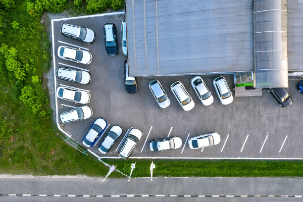 车站前停着出售的汽车，鸟瞰图图片下载