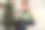 女孩在手机上读圣诞短信，通过电话在线祝贺新的短信图片下载