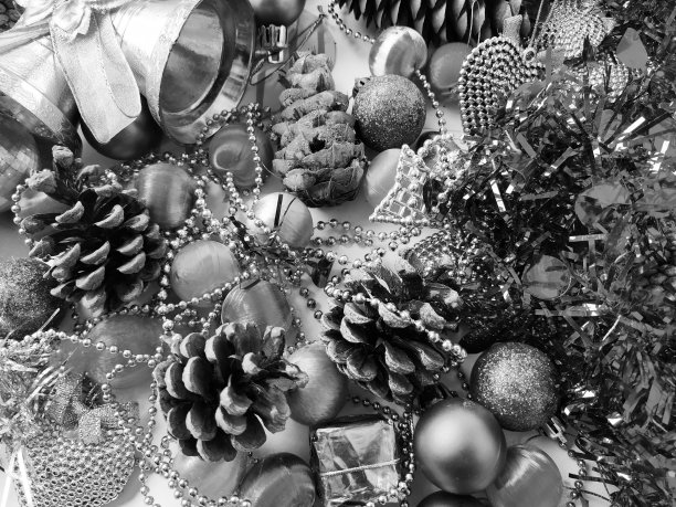 圣诞装饰收藏。漂亮地安排了闪亮明亮的圣诞树装饰品，箔和礼物。新年和圣诞节的装饰元素。黑白平铺图片下载
