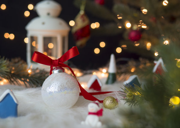 白色圣诞球与一个蝴蝶结和节日的其他装饰在白色羊毛与散克灯图片下载