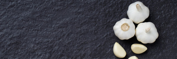 俯视图干燥的大蒜准备在厨房烹饪图片下载