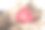 女人的双手在编织着温暖的羊毛手套里握着一颗红红的心，映衬着雪的背景，在冬日里，情人节的概念，特写图片下载