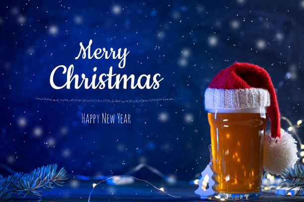 圣诞快乐，新年快乐祝酒词，一杯啤酒，一顶红帽子，创意概念贺卡图片下载