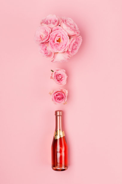 鲜花玫瑰，粉红背景的葡萄酒。情人节的概念。平铺，俯视图，拷贝空间。图片下载