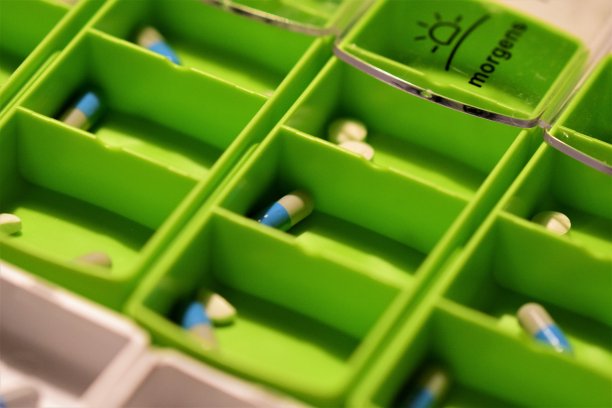 接近不同的药片准备在药片盒图片下载