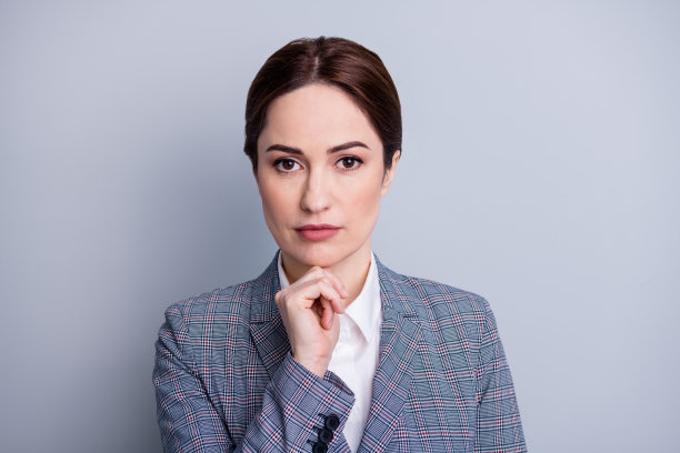 特写照片有吸引力的商务女士老师看感兴趣的相机聚焦手在下巴规划未来的课穿格子上衣白衬衫孤立的灰色背景图片下载