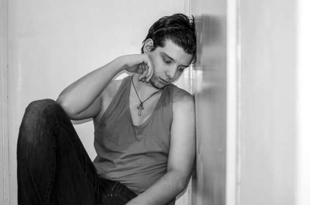 Covid-19世界大流行导致的自我隔离男性青少年焦虑图片下载