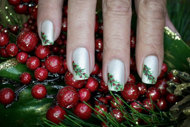 冬青和槲寄生圣诞指甲艺术设计图片下载