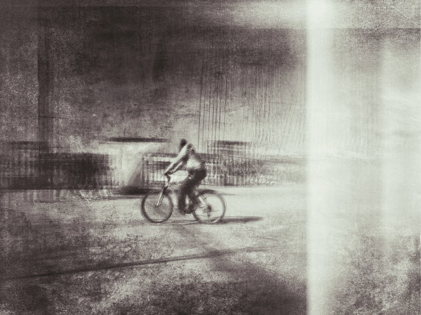 在街道上骑自行车的人的色调。图片下载