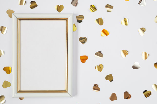 情人垂直框架模型背景与金色的五彩纸屑心，平铺与复制空间。生日，情人节的问候，闪闪发光，闪闪发光图片下载