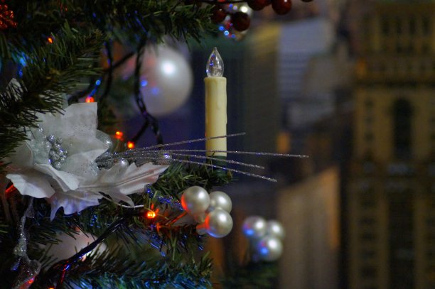 在曼哈顿摩天大楼的背景下，一棵装饰精美的圣诞树图片下载