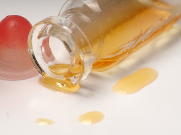 近距离拍摄疫苗上的一个瓶子，捕捉在白色孤立的背景图片下载