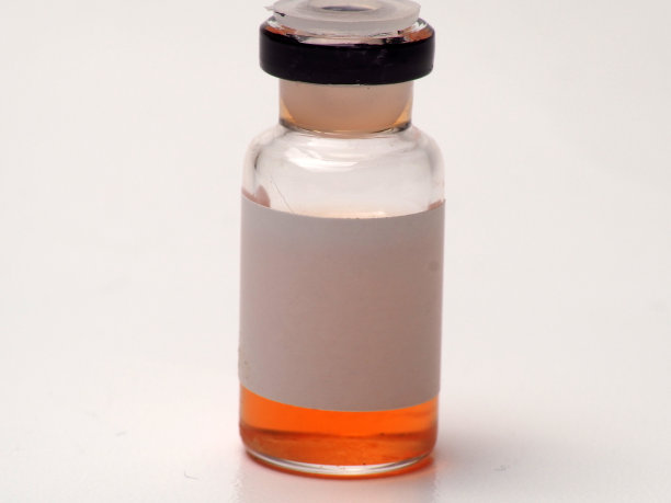 近距离拍摄疫苗上的一个瓶子，捕捉在白色孤立的背景图片下载