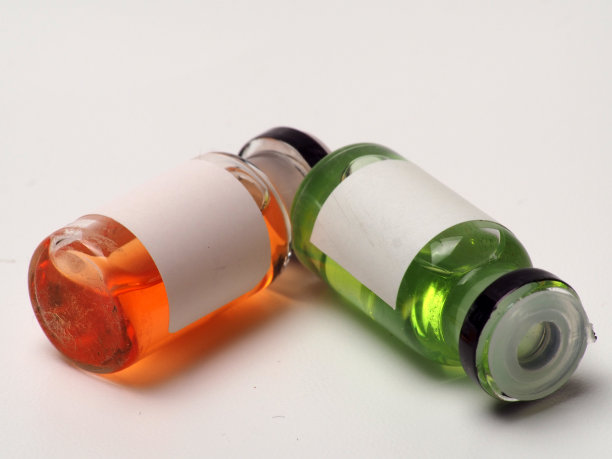 近距离拍摄疫苗上的一个瓶子，捕捉在白色孤立的背景图片下载