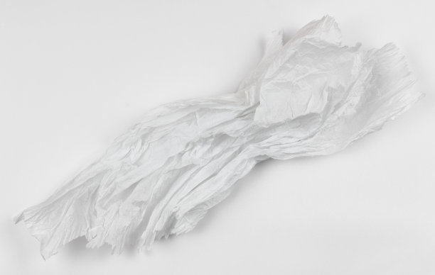 白色背景上的皱巴巴的白色纸巾图片下载