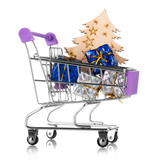 新年的销售。购物车与礼物和木制圣诞树孤立在白色图片下载