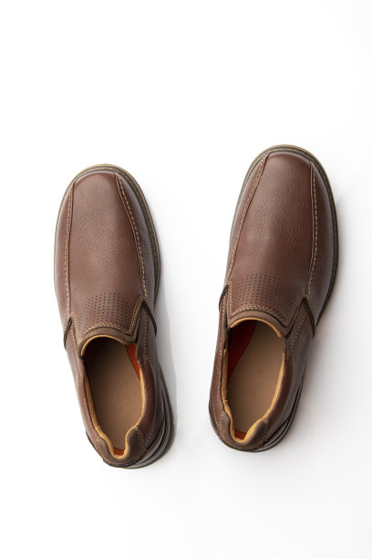 在白色背景上的棕色滑鞋的顶视图图片下载