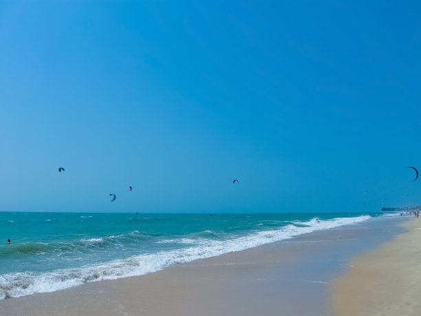 越南梅奈的海滩上有风筝冲浪者。图片下载
