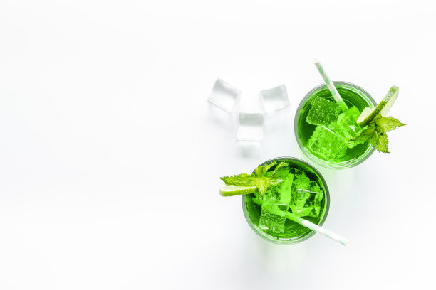 一杯冰莫吉托或柠檬水加柠檬和薄荷图片下载