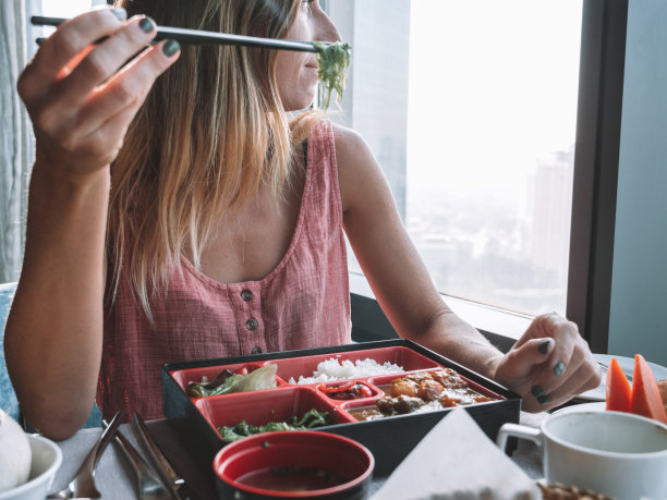 女人吃盒饭图片下载