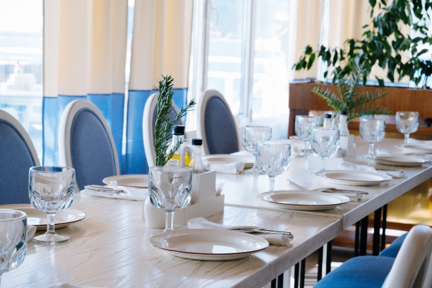 优雅的餐桌设置与白色的盘子和水晶玻璃图片下载