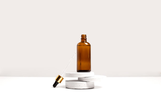 血清，油，酸，洗液在打开的棕色滴玻璃与吸管在混凝土基座侧视图与拷贝空间。水疗产品。有机、天然化妆品。美容、护肤概念。库存图片图片下载