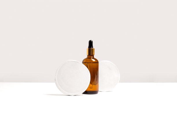 血清，油，酸，洗液在棕色滴玻璃瓶在灰色混凝土基座侧视图与拷贝空间。水疗产品。有机，生物，天然化妆品。美容、护肤概念。库存图片图片下载