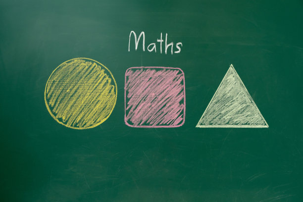 在黑板上自由手绘几何形状——正方形、三角形、圆形图片下载