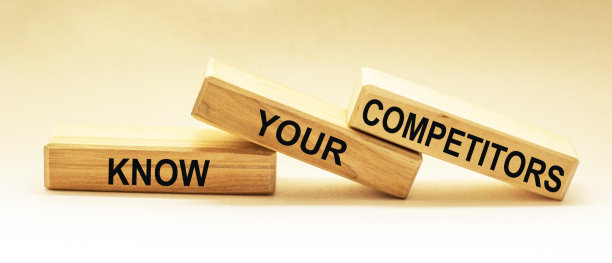 在木块上的文本了解你的竞争对手的商业成功的概念。图片下载